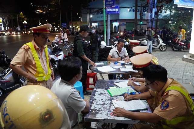 Lực lượng CSGT Công an TP Vũng Tàu, tỉnh Bà Rịa - Vũng Tàu kiểm tra các phương tiện tham gia giao thông