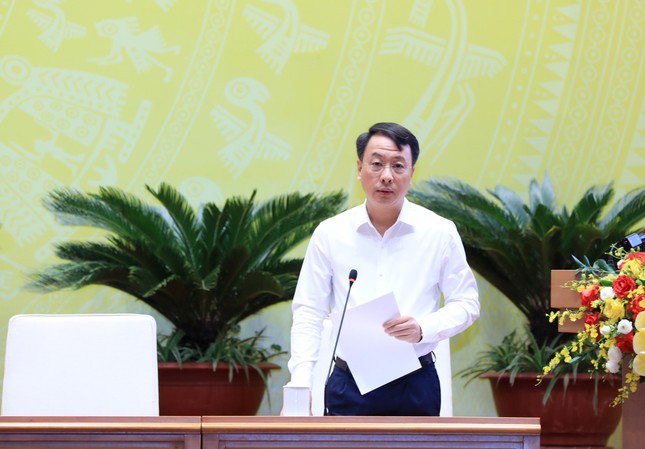Giám đốc Sở Nội vụ Trần Đình Cảnh trả lời chất vấn đại biểu.