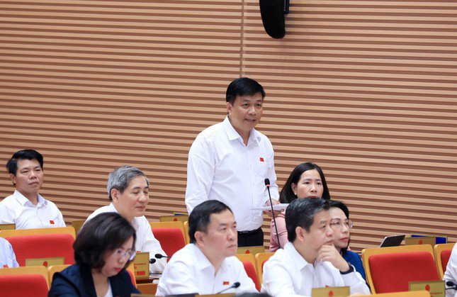 Đại biểu Nguyễn Chí Lực (tổ đại biểu quận Ba Đình) đặt câu hỏi tới Giám đốc Sở Nội vụ.