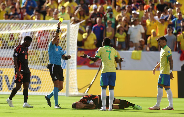 Vinicius bị thẻ vàng sau pha chơi xấu với&nbsp;James Rodriguez