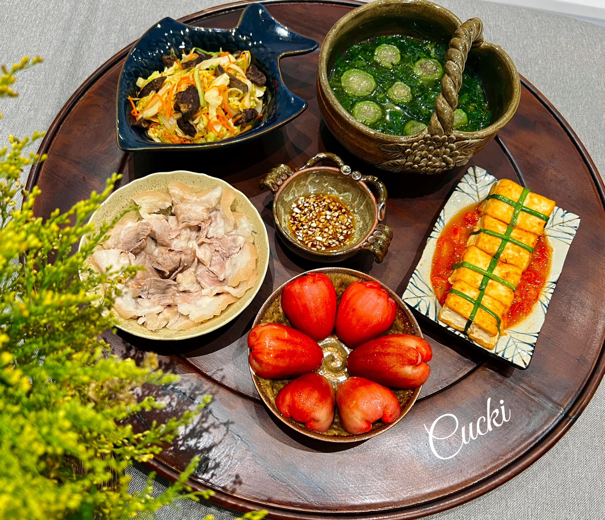 Chân giò luộc - Canh mướp nấu mùng tơi - Đậu hũ sốt cà chua - Rau củ xào chay - Hoa quả