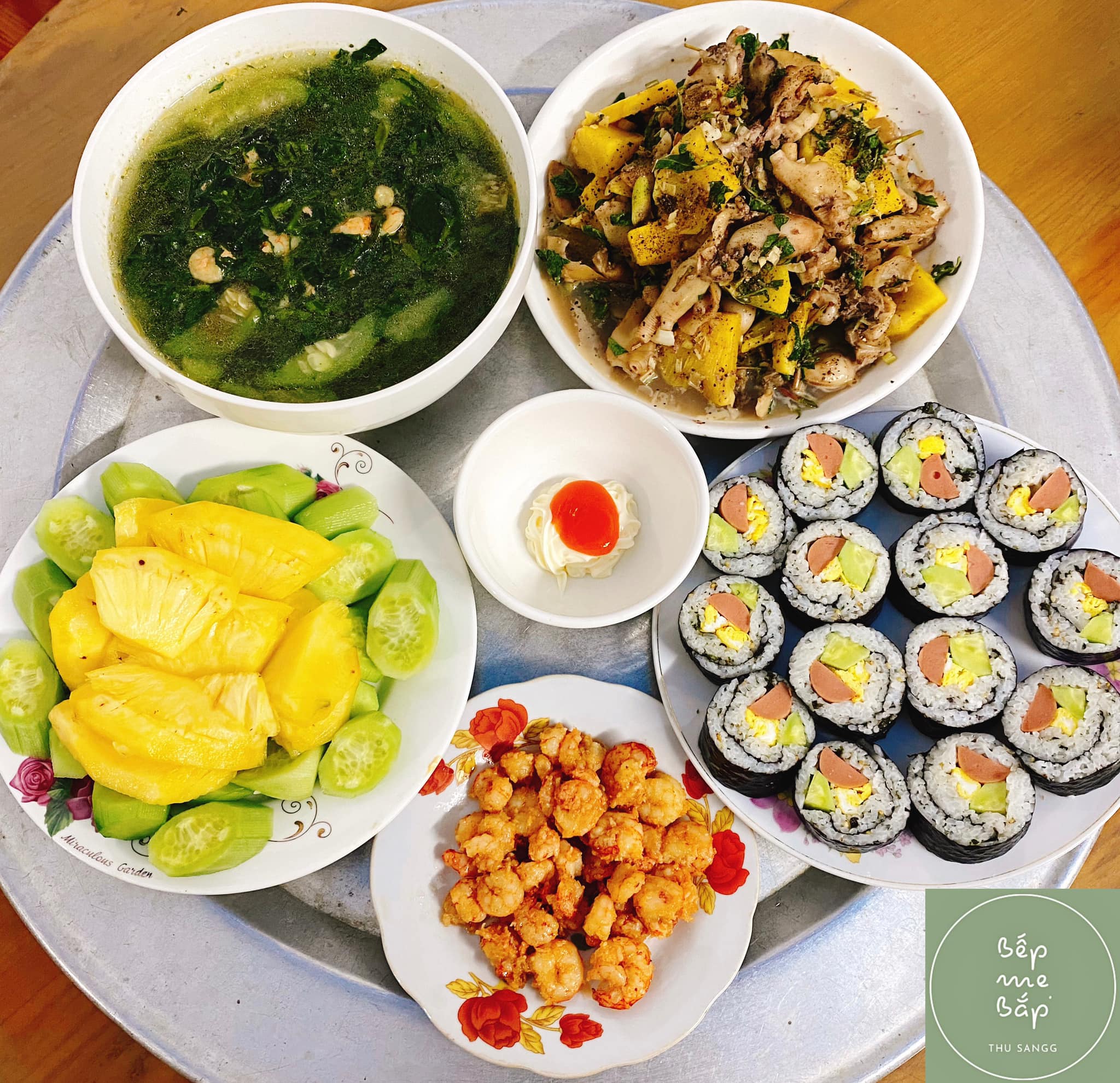 Canh tôm rau mồng tơi mướp - Tu hài xào dứa rau răm - Tôm rang - Kimbap