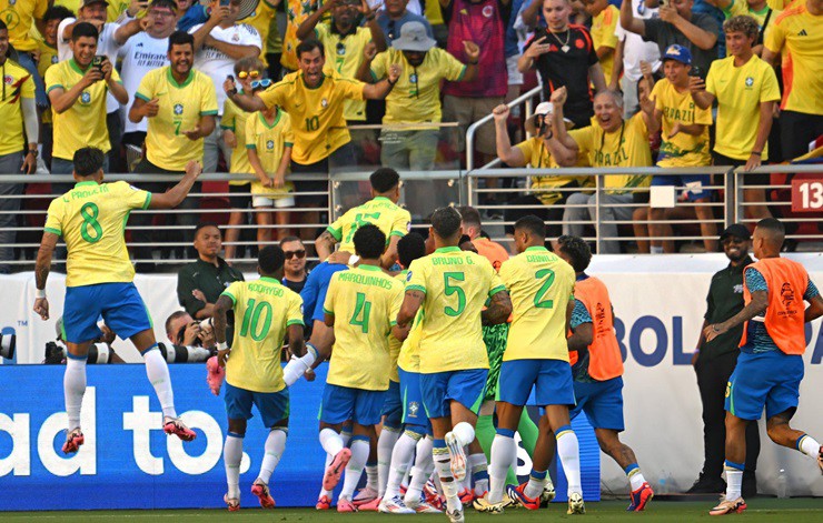 Brazil ăn mừng siêu phẩm sút phạt của&nbsp;Raphinha