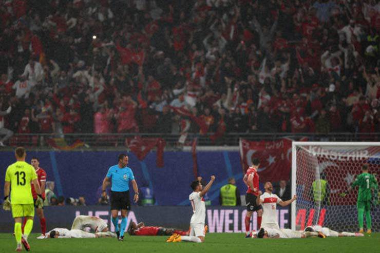 Nhiều cầu thủ Thổ Nhĩ Kỳ đổ gục xuống sân, kiệt sức sau tiếng còi mãn cuộc