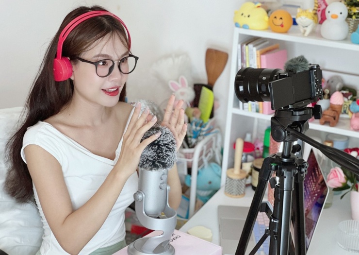 Mỗi đêm, Ngọc Minh tạo ASMR để giải stress, ru ngủ người mất ngủ, căng thẳng. Ảnh: Nhân vật cung cấp