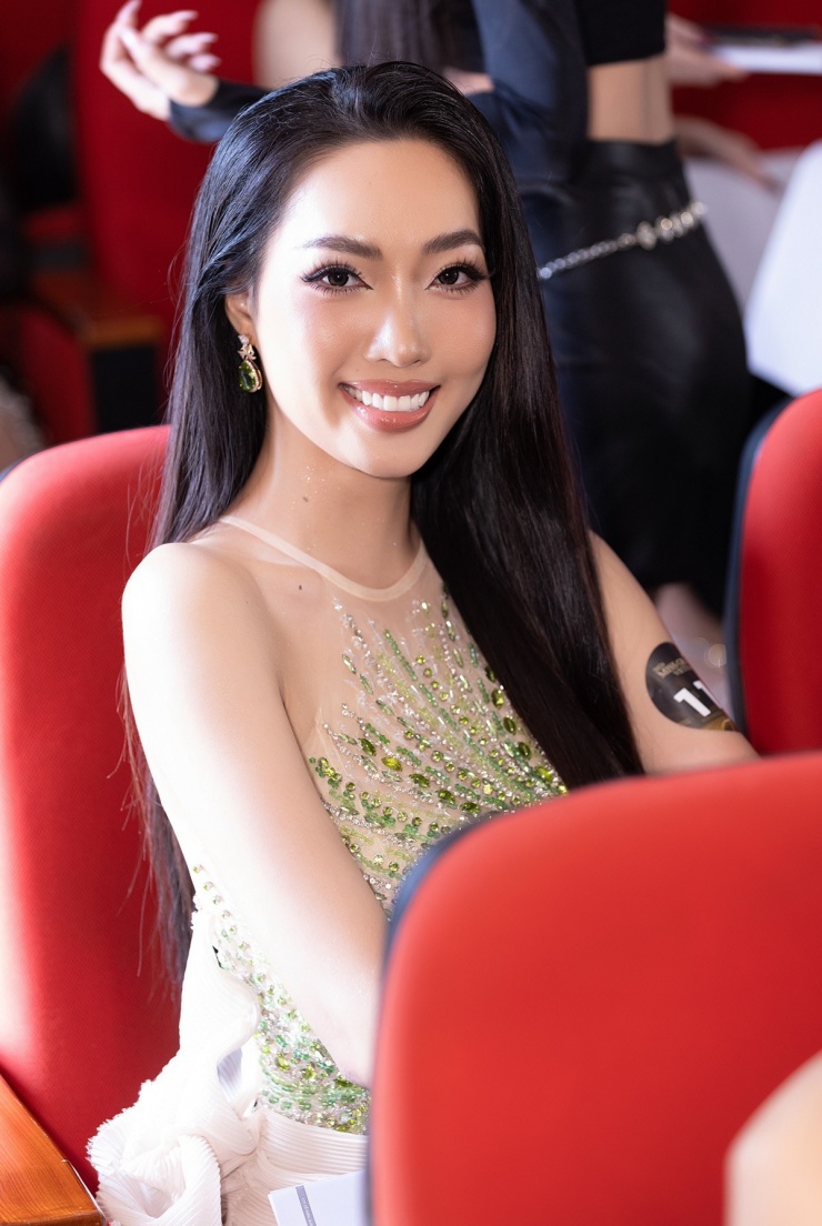 Nguyễn Thị Thu Cúc sinh năm 1998, quê Trà Vinh. Cô cao 1,75 m, số đo 83-60-95 cm. Cô tốt nghiệp Đại học Sân khấu Điện ảnh TP HCM, có nhiều tài lẻ như ca hát, múa, chơi piano.