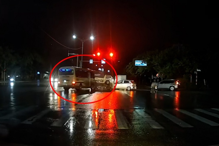 Ô tô khách vượt đèn đỏ, đâm vào xe tải. Ảnh chụp màn hình
