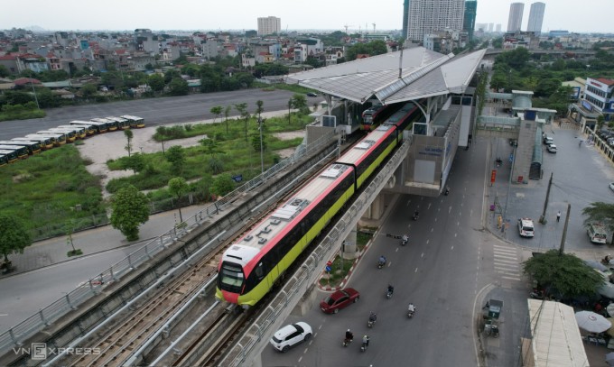 Tàu tuyến metro Nhổn - ga Hà Nội chạy thử đoạn trên cao hồi tháng 5. Ảnh: Ngọc Thành