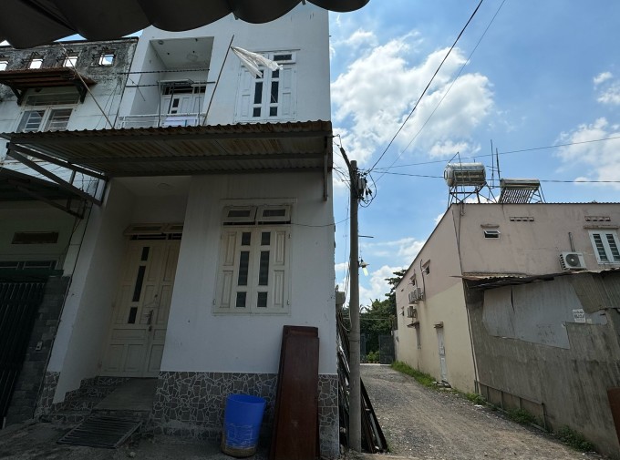 Căn nhà bên trái là nơi vợ chồng Đức ở, nhốt và hành hạ nạn nhân. Ảnh: Trọng Nghĩa