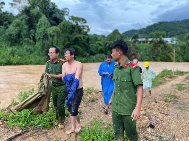 Ông P. được giải cứu lên bờ an toàn