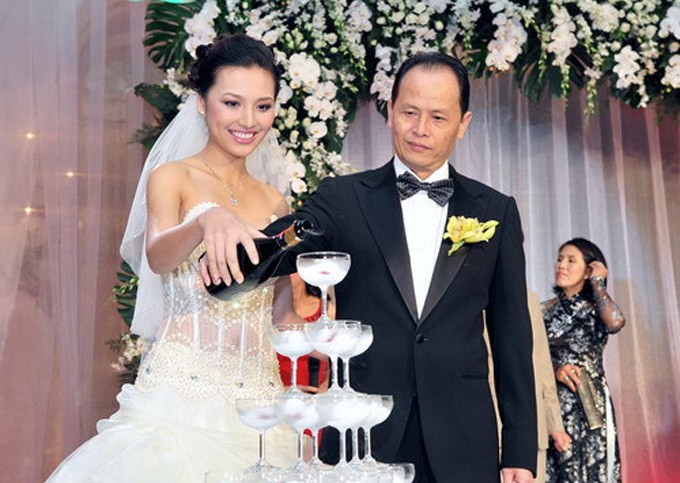 Huỳnh Thanh Tuyền trong đám cưới với chồng đại gia năm 2009.