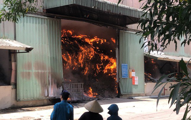 Lửa ngùn ngụt, bốc cháy dữ dội bên trong kho.