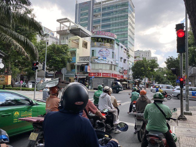 Giao lộ Nguyễn Đình Chiểu - Trương Định (quận 3) đang thí điểm bỏ đếm giây trên đèn tín hiệu giao thông. Ảnh: Hữu Huy