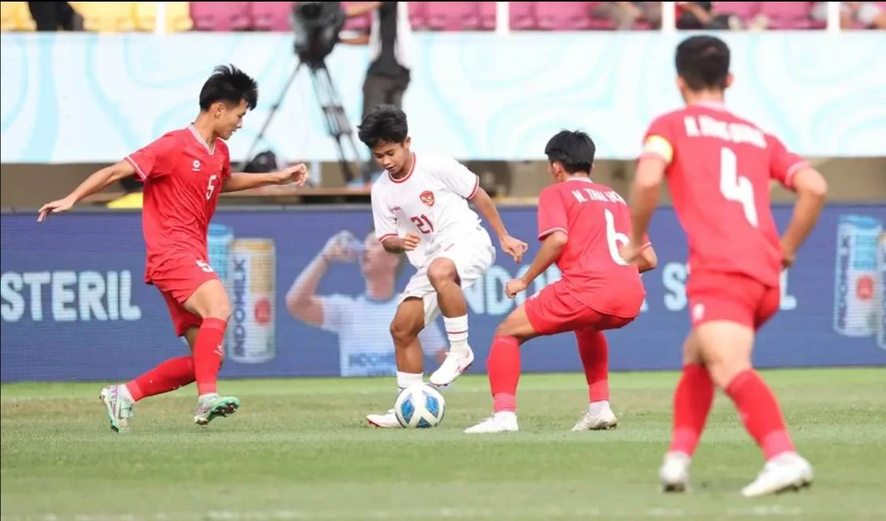 ...Và chiều ngày 3-7, U-16 Việt Nam thua sấp mặt 0-5 trước chủ Indonesia ở trận tranh hạng 3, U-16 Đông Nam Á. Ảnh: CTP