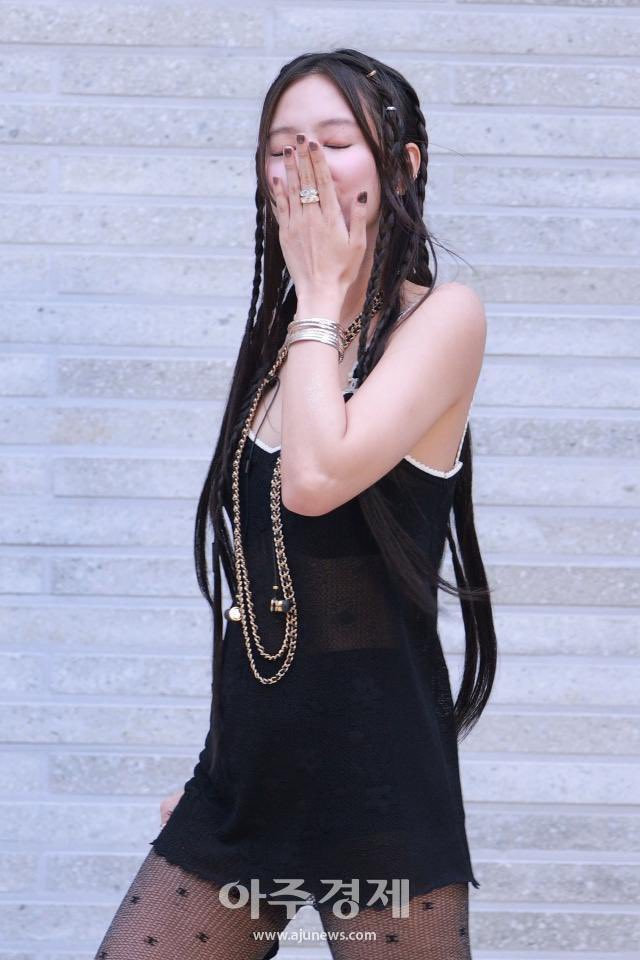 Jennie BLACKPINK mặc gì đến sự kiện Chanel mà khiến Knet khen chê lẫn lộn? - 6