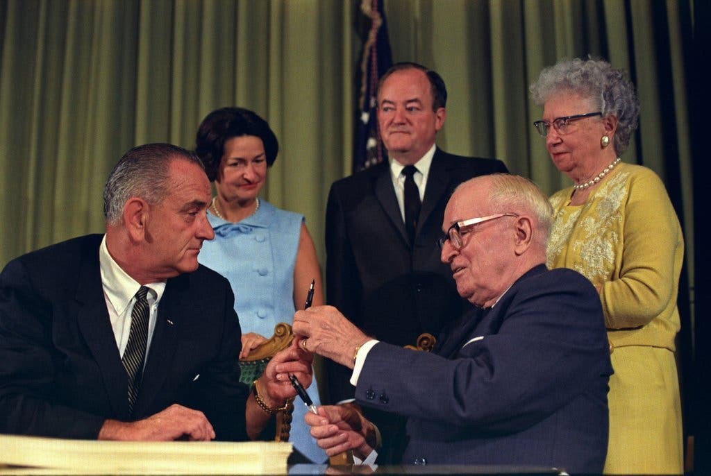 Ông Lyndon B. Johnson (trái) cùng ông Harry Truman trong một sự kiện vào tháng 7/1965. Ảnh: LBJ Presidential Library