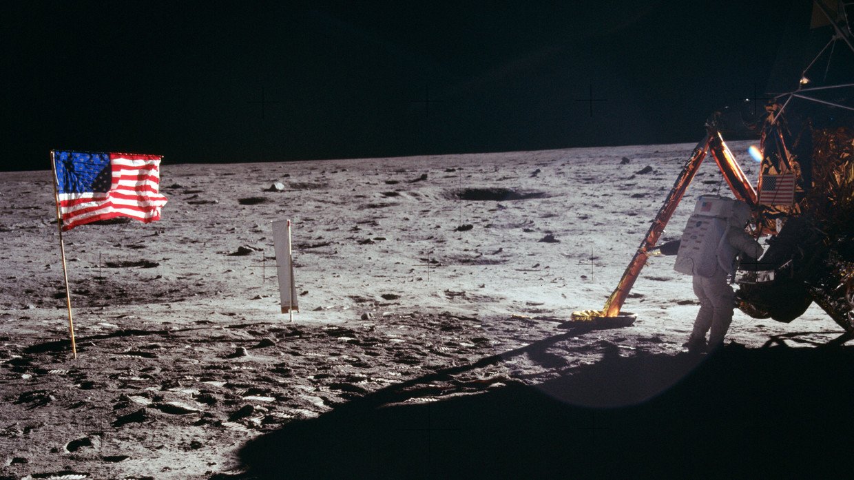 Phi hành gia Mỹ đặt chân xuống Mặt trăng trong sứ mệnh Apollo 11 năm 1969.