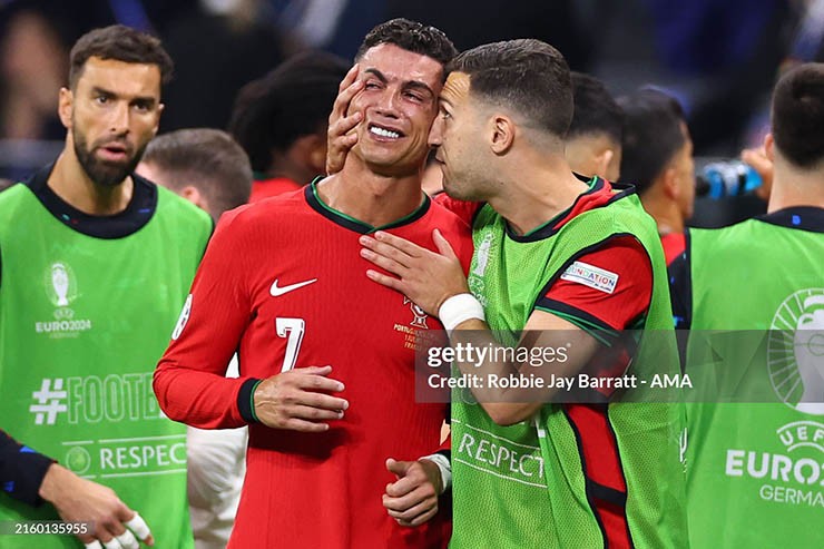 Lý do Ronaldo bật khóc nức nở, không tiếc quả penalty trượt ở EURO - 7