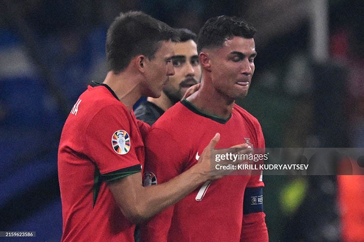 Lý do Ronaldo bật khóc nức nở, không tiếc quả penalty trượt ở EURO - 11