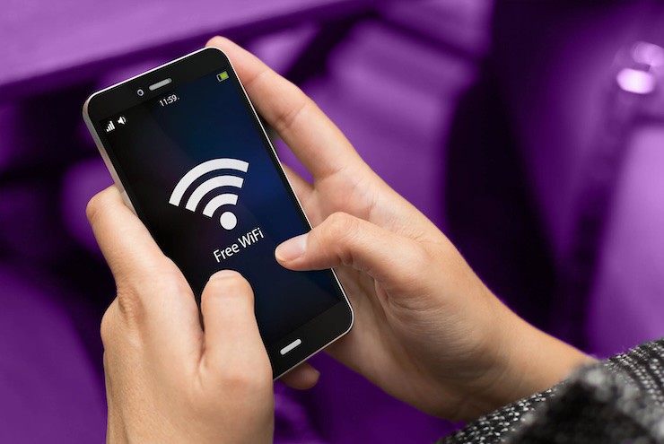 Mạng Wi-Fi miễn phí ở quán cà phê, nhà ga, sân bay tiềm ẩn nhiều rủi ro an ninh mạng. (Ảnh minh họa)