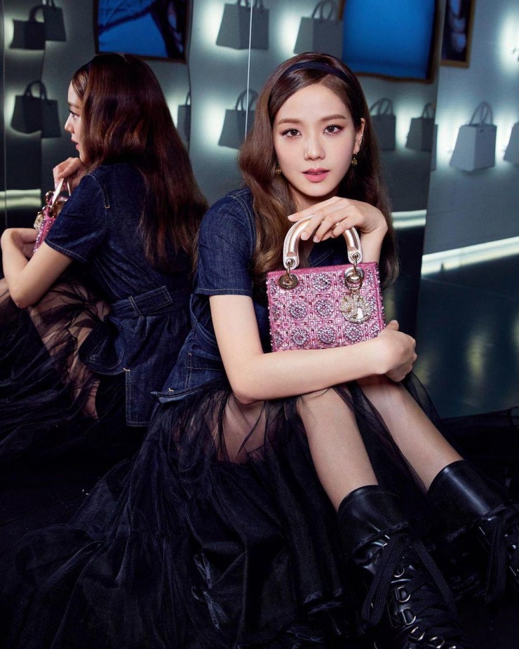 Câu hỏi gây náo loạn ngành thời trang nhiều tháng qua: Chiếc túi xa xỉ 71 triệu đồng của Dior được sản xuất với chi phí thực sự là bao nhiêu?