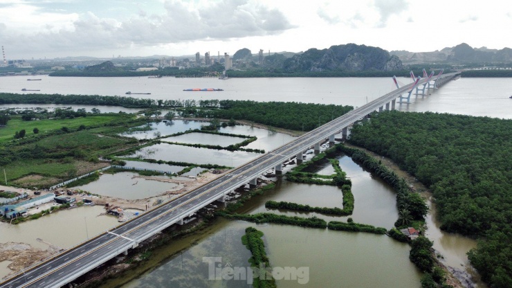 Theo kế hoạch, dự án sẽ thi công trong 2 năm (5/2022-5/2024) để chào mừng kỷ niệm 70 năm chiến thắng Điện Biên Phủ, 69 năm ngày Giải phóng thành phố Hải Phòng. Tuy nhiên, do công tác giải phóng mặt bằng gặp khó khăn và đường dẫn khu vực thị xã Quảng Yên (Quảng Ninh) nền đất yếu phải xử lý lún. Do đó, dự án hoàn thiện chậm so với tiến độ hơn 2 tháng. Dự kiến cuối tháng 7, cầu Bến Rừng sẽ chính thức thông xe.