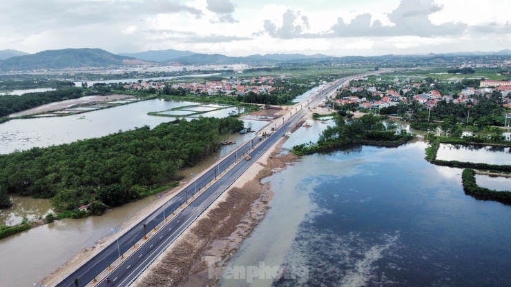 Riêng phía tỉnh Quảng Ninh, ngoài phần đường dẫn nằm trong thiết kế của dự án, tỉnh Quảng Ninh đầu tư thêm 258 tỷ đồng từ ngân sách địa phương để xây dựng thêm 2,3km tuyến đường kéo dài từ đường dẫn cầu Bến Rừng nối với tuyến đường ven sông, kết nối với cao tốc Hạ Long - Hải Phòng và thị xã Đông Triều.