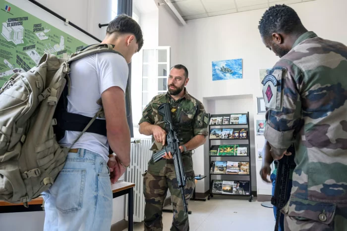 Một người lính nói chuyện với một ứng viên sau kỳ thi tuyển vào quân đội ở Nancy (đông bắc nước Pháp). Ảnh: AFP