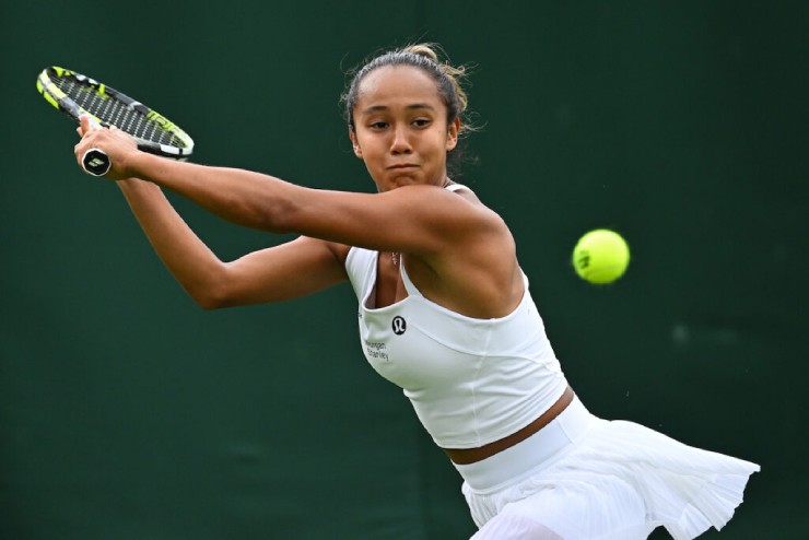 Fernandez (Canada), hạt giống số 30, thua cựu vô địch Grand Slam, Caroline Wozniacki với tỷ số 3-6, 6-2, 5-7. Fernandez đã có cơ hội kết thúc trận đấu khi dẫn trước 5-5 trong set quyết định nhưng không thể tận dụng, và để Wozniacki giành chiến thắng sau 2 giờ 19 phút.