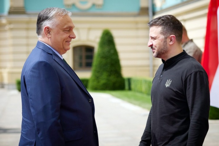 Thủ tướng Hungary Viktor Orban (trái) và Tổng thống Ukraine Volodymyr Zelensky tại Kiev hôm 2/7.