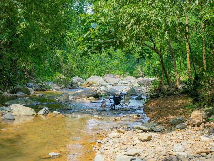 Suối 'chữa lành' cách Hà Nội 30km, khách vui chơi thỏa thích hết 100.000 đồng