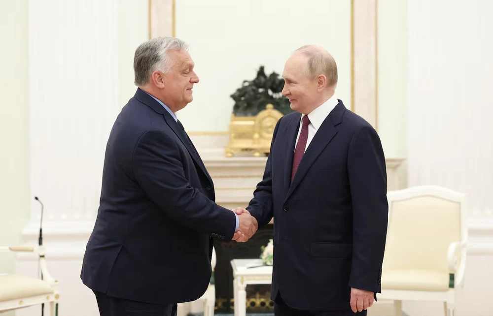 Thủ tướng Hungary Viktor Orban (trái) và Tổng thống Vladimir Putin. Ảnh: REUTERS