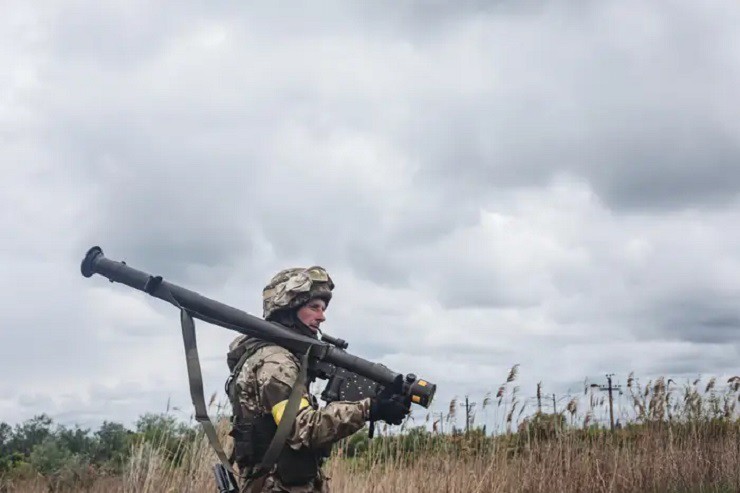 Binh sĩ Ukraine sử dụng tên lửa phòng không vác vai trong xung đột ở vùng Donetsk.