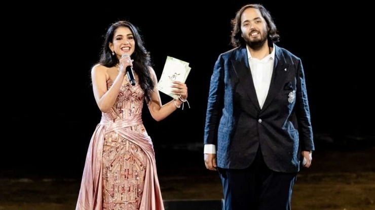 Anant Ambani (bên phải) cùng vị hôn thê Radhika Merchant. Nguồn: CNN