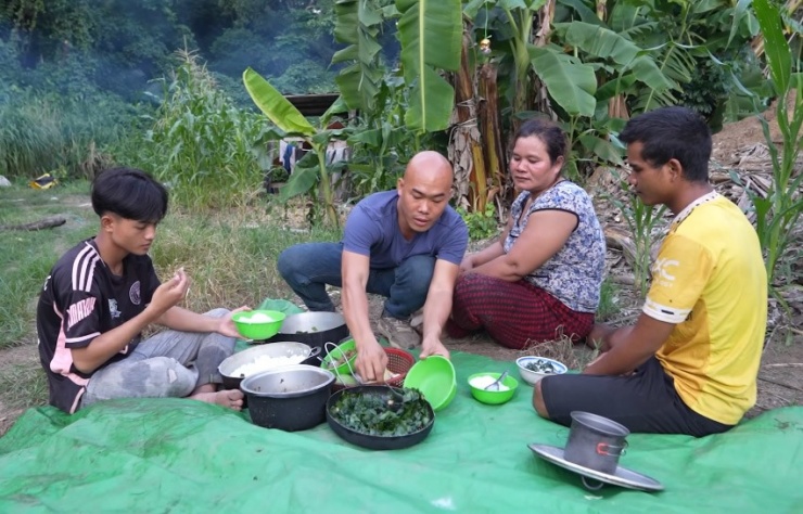 Cuộc sống của họ tuy còn khó khăn nhưng mỗi ngày trôi qua rất êm đềm, hạnh phúc.