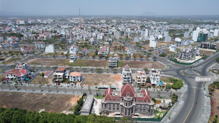 Khu đô thị du lịch biển Phan Thiết thuộc phường Phú Thủy, có tứ cận giáp bãi biển Đồi Dương và 2 trục đường lớn là Nguyễn Tất Thành; Tôn Đức Thắng, phần còn lại tiếp giáp khu dân cư có từ trước.