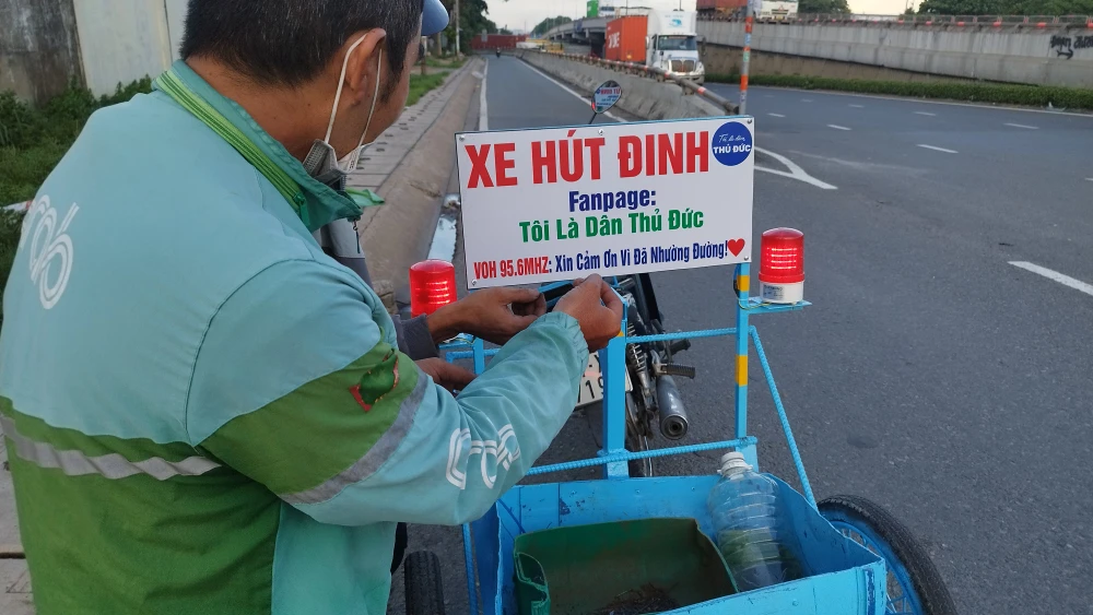 Một anh xe ôm công nghệ ghé lại chia sẻ rằng mình cũng từng bị vấn nạn này, khi đang lưu thông với tốc độ 60km/h thì thấy bánh xe kêu “xoẹt xoẹt” và kịp thời tấp vào lề. Ảnh: NHẬT TRUNG