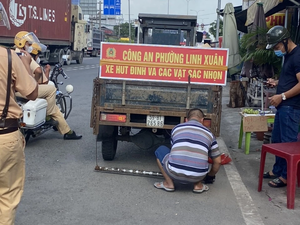 Đội hình hút đinh của phường Linh Xuân ra quân tại khu vực cầu vượt Linh Xuân. Ảnh: CAP Linh Xuân. Ảnh: NHẬT TRUNG