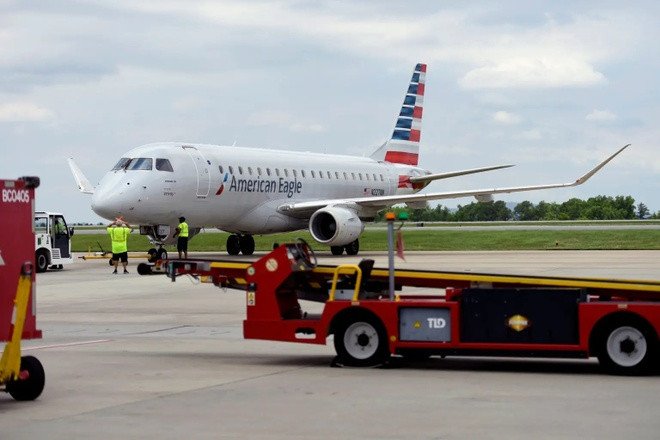 Chuyến bay của hãng American Airlines bị gián đoạn vì hành khách gây rối. Ảnh: McKenzie Lange.