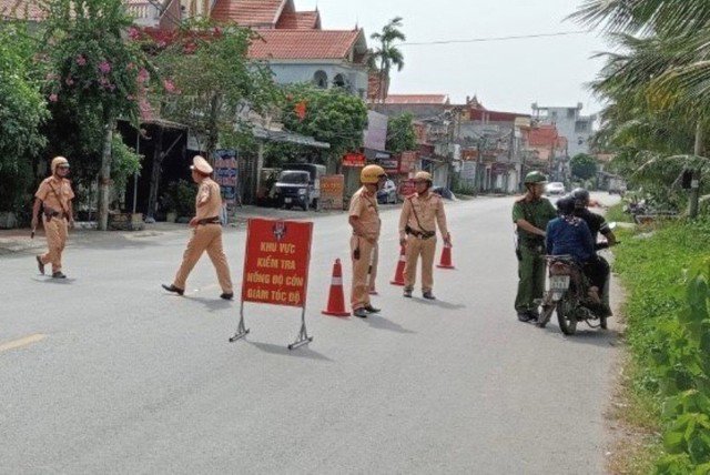 Chốt kiểm tra nồng độ cồn tại đường 212, xã Quang Phục theo Kế hoạch ngày 18/6/2024 của Công an huyện Tiên Lãng.