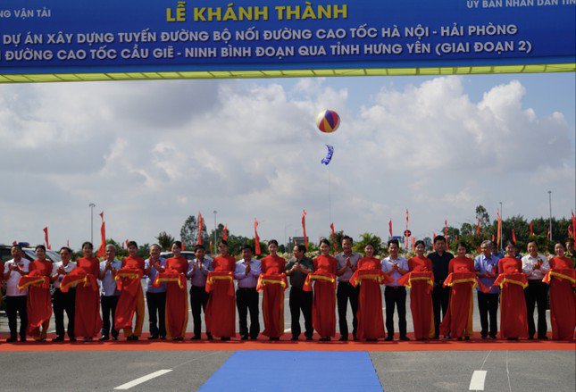 Thủ tướng Phạm Minh Chính và các đại biểu cắt băng khánh thành tuyến đường nối cao tốc Hà Nội - Hải Phòng với Cầu Giẽ - Ninh Bình.