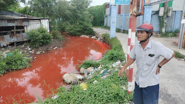Người dân lo lắng khi phát hiện nước sông Nàng Âm đỏ bất thường