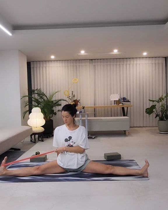 Bí quyết giữ gìn vóc dáng khbà tuổi của Ji Ho là tập yoga. Cô thực hiện được nhiều động tác phức tạp.