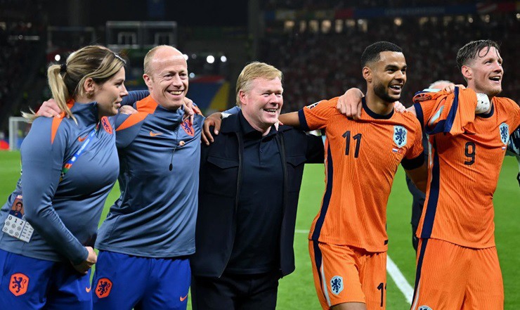 HLV&nbsp;Koeman ăn mừng cùng các học trò&nbsp;và trợ lý&nbsp;sau khi Hà Lan đánh bại Thổ Nhĩ Kỳ