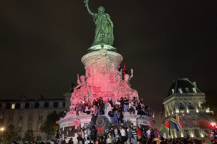 Đám đông tụ tập ở Quảng trường Cộng hòa tại thủ đô Paris sau bầu cử Quốc hội Pháp vòng 2 ngày 7/7. Ảnh: CNN