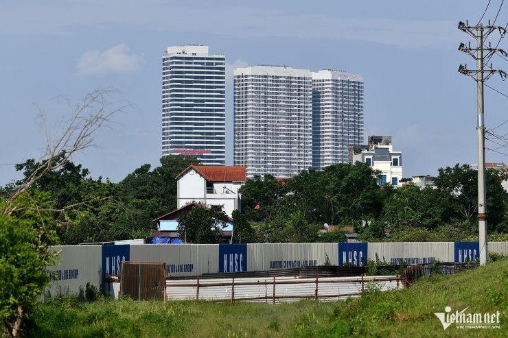 Nhìn từ mảnh đất dự án, ngay bên kia đường Võ Nguyên Giáp là tổ hợp chung cư Intracom Riverside cao nhất huyện Đông Anh, khi mới khánh thành chủ đầu tư bán chỉ từ 18 triệu/m2, nay giá đã tăng vọt lên từ 35 - 45 triệu/m2, tùy căn.