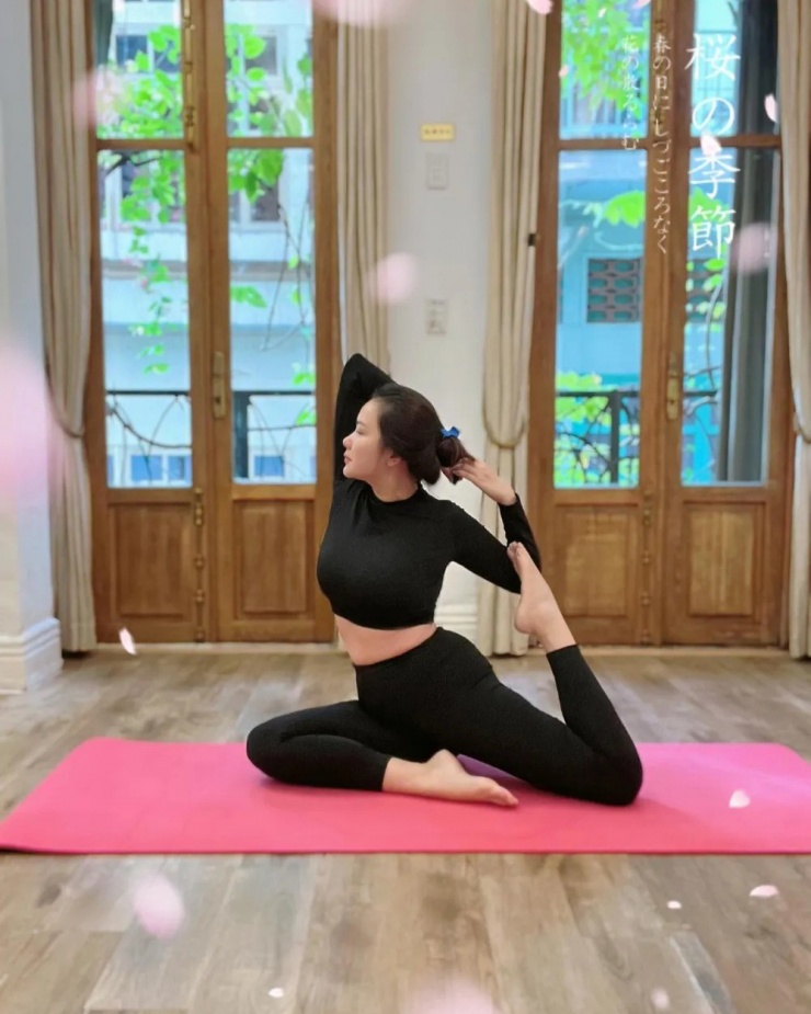 Phan Như Thảo mặc croptop thực hiện những động tác khó trong yoga. 'Phu nhân hào môn' được khuyên tích cực diện các kiểu đồ sexy để khoe hình thể.