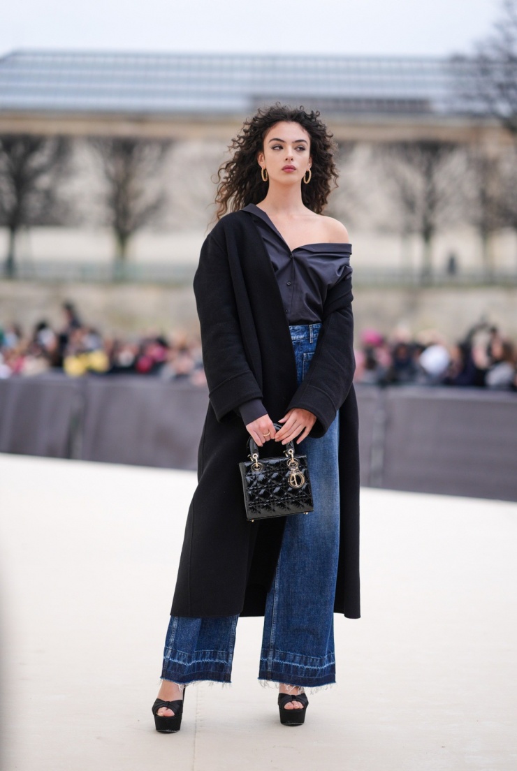 Trong một lần khác, khi tới show Haute Couture Thu Đông 2024 của Dior, cô diện lại đôi giày này với quần jeans ống rộng, sơ mi tạo dáng trễ vai và áo khoác len tối giản, nhấn bằng túi Chanel.