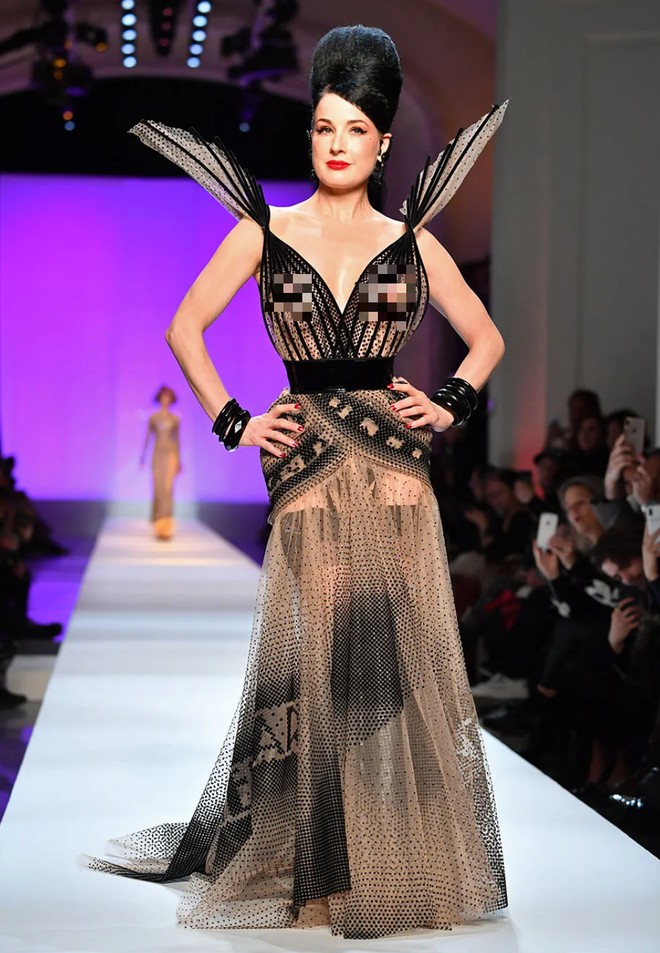 Jean Paul Gaultier Haute Couture Spring 2020 (trái) và Haute Couture Spring 2019 (phải)