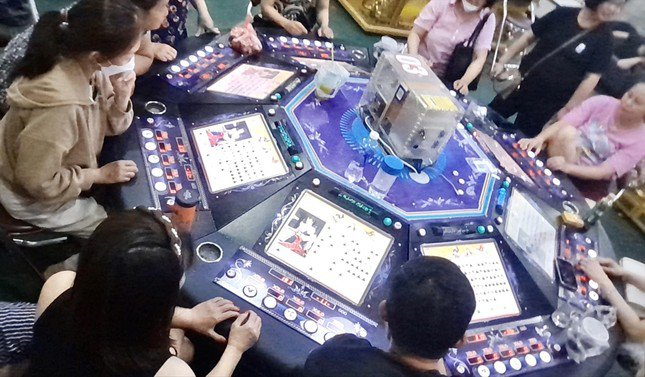 Hình ảnh trong tụ điểm chơi game “ăn” tiền tại tầng 4 tòa nhà 424-426 đường Nguyễn Trãi